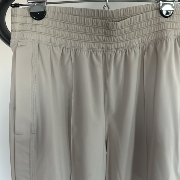 Lululemon lightweight cropped pants - Picture 2 of 4